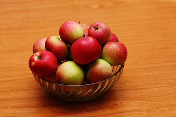 apples on the table