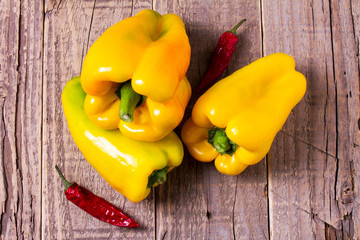 Peperoni gialli con peperoncini rossi
