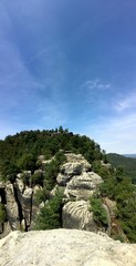Blick auf felsige Berge im Sommer