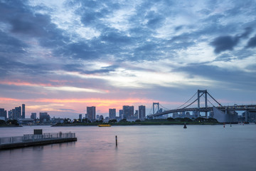 Obraz premium cityscape and skyline of tokyo from water at sunset