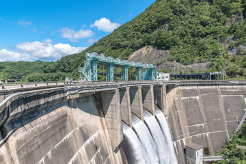 放水する大倉ダム