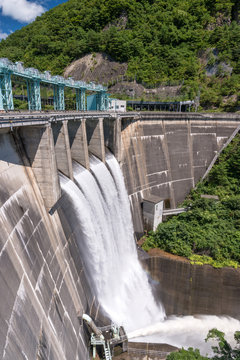 放水する大倉ダム