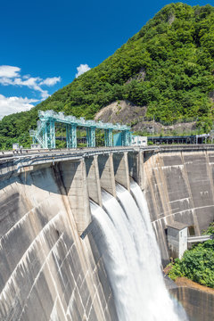 放水する大倉ダム