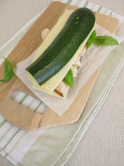 Low Carb Gemüse Sandwich ohne Brot mit Zucchini, Käse und Huhn