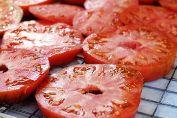 Sliced tomato for drying