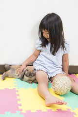 Fototapeta premium 女の子に寄り添ううさぎ 