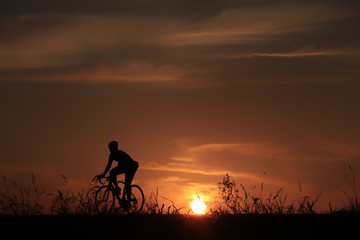Fototapeta na wymiar Riding a bike in sunset
