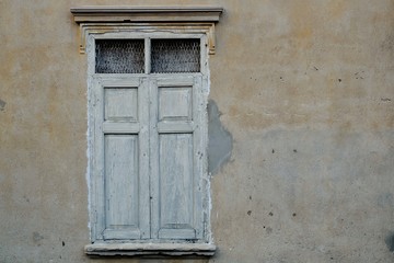 Fototapeta na wymiar Vintage white color wood windows on the old walls.