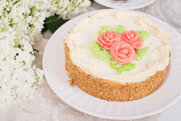 Obraz na płótnie Canvas Creamy cake on plate on table on light background