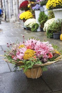 Floral arrangement with pink chrysanthemums