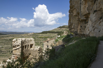 Utsikt över terrasserat landskap och ruin från bergstopp