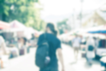 Obraz premium Blurred image of people shopping at street market use for backgr