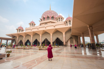 Putra Mosque (Masjid Putra) is the principal mosque of Putrajaya, Malaysia. Construction began in 1997 and was completed two years later. - 118966030