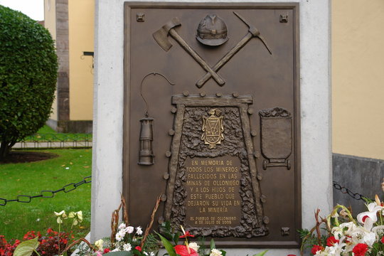 Placa que recuerdaa lasdecenas de mineros fallecidos en el Pozo Olloniego-Asturias
