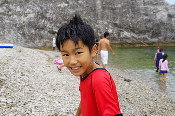 海辺の少年　笑顔　男児　日本人　