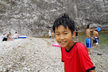 海辺の少年　笑顔　男児　日本人　