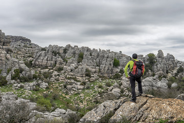 Senderista que admira el paisaje rocoso del torcal de Antequera, Andaluc&iacute;a