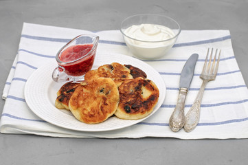 Cheesecakes with strawberry sauce.