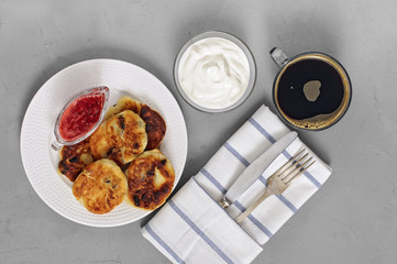 Cheesecakes with strawberry sauce.