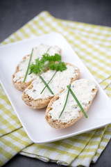 Crispbread with soft cheese with herbs and bacon.