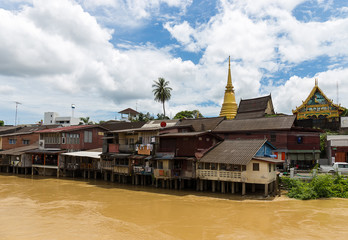 Obraz premium gold buddha temple behind the urban waterfront hometown