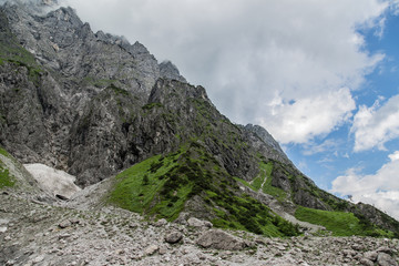 Schneefeld mit einer Höhle und Berglandschaft im Nationalpark Berchtesgaden