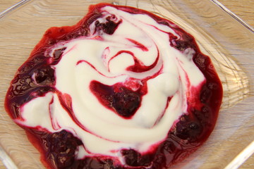 Buttermilchdessert mit Früchten