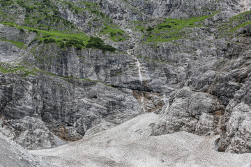 Fototapeta na wymiar Eiskapelle und Eisbach-Wasserfall am Fuß des Watzmann