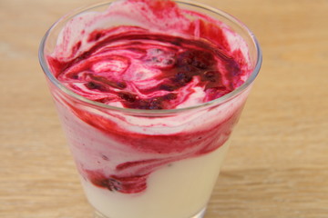 Joghurt mit Früchten