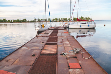 Obraz premium Several yachts have long pier