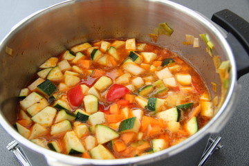 Gemüsesuppe im Topf