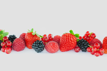 verschiedene frische  Beeren auf hellem Hintergrund