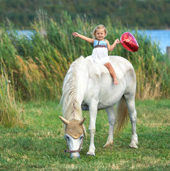 Mensch und Tier, kleines Mädchen mit Pferd
