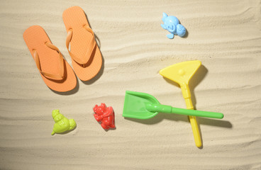 Artículos de playa en la arena