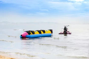 Tafelkleed Bananenboot met speedboot geparkeerd op het strand, ten oosten van Thaila © armcreation