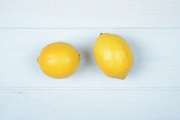 Limones en la mesa de madera azul