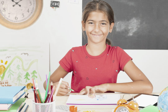 ders &ccedil;alışan kız &ccedil;ocuğu