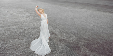 Naklejka premium Beautiful bride outdoors in a desert.