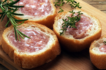 Xúc xích trong lớp vỏ bánh mì Երշիկ Հացի ընդերքը Salsiccia in crosta di pane Sausage in bread crust Saucisse en croûte de pain Salchicha en la corteza del pan Wurst in brotkruste Musetto Cotechino