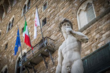 La estatua más famosa en Florencia, David de Michelangelo, Italia. Con banderas italianas 