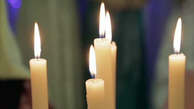 Горящие свечи