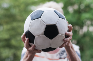 Seniorin faengt Fussball / Aktive aeltere Frau faengt Fussball. Nahaufnahme von Haende und Fussball. © ub-foto