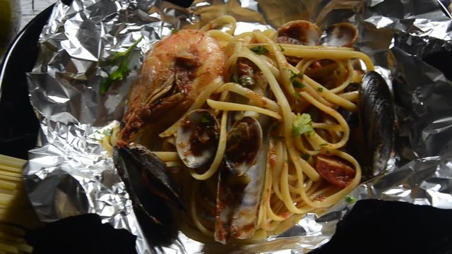 Al Cartoccio En papillote Linguine Pasta In parchment Papillot Pepes Pais Cucina italiana Italian cuisine