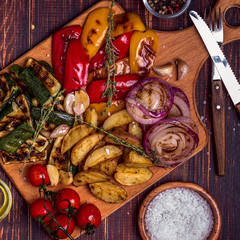 Grilled vegetables served on cutting board