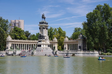 Fototapeta na wymiar monument alfonso XII parc el retiro madrid