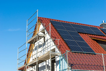 Dach mit Photovoltaikanlage Haus im Bau 