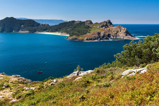 Isla del Sur vista desde la isla de Faro,islas C&iacute;es en el parque nacional Mar&iacute;timo-Terrestre de las Islas Atl&aacute;nticas, Galicia (Espa&ntilde;a)