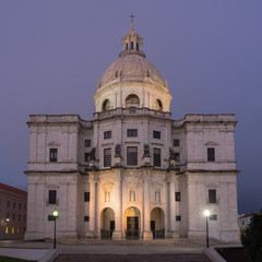 Außenansicht der Kirche der heiligen Engracia und nationales Pantheon in Lissabon, Portugal, in der Abenddämmerung

