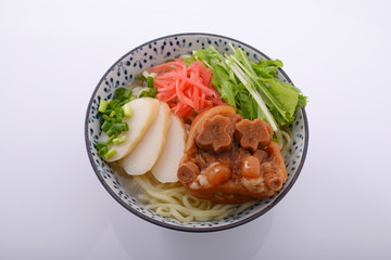 沖縄伝統の豚足テビチそば