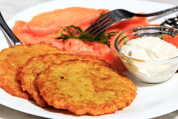 Kartoffelpuffer mit geräuchertem Lachs und Meerrettichsoße